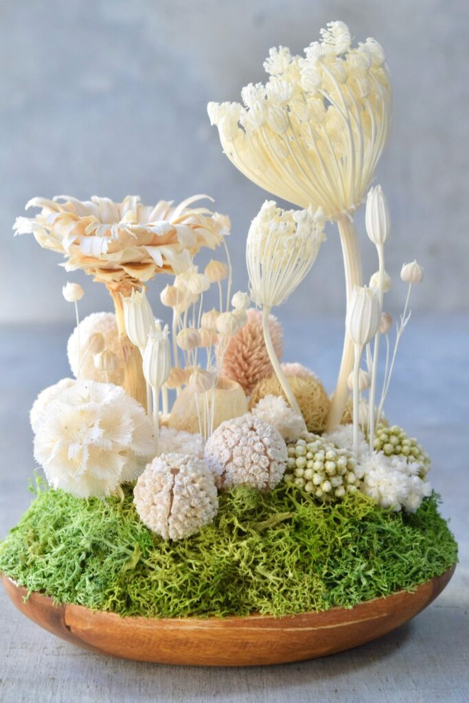 東京の花屋 叢屋Kusamurayaのドライフラワーインテリア雑貨。アンティーク調の木皿(ウッドプレート)を使った、自宅用やギフト用に人気のアレンジメント。