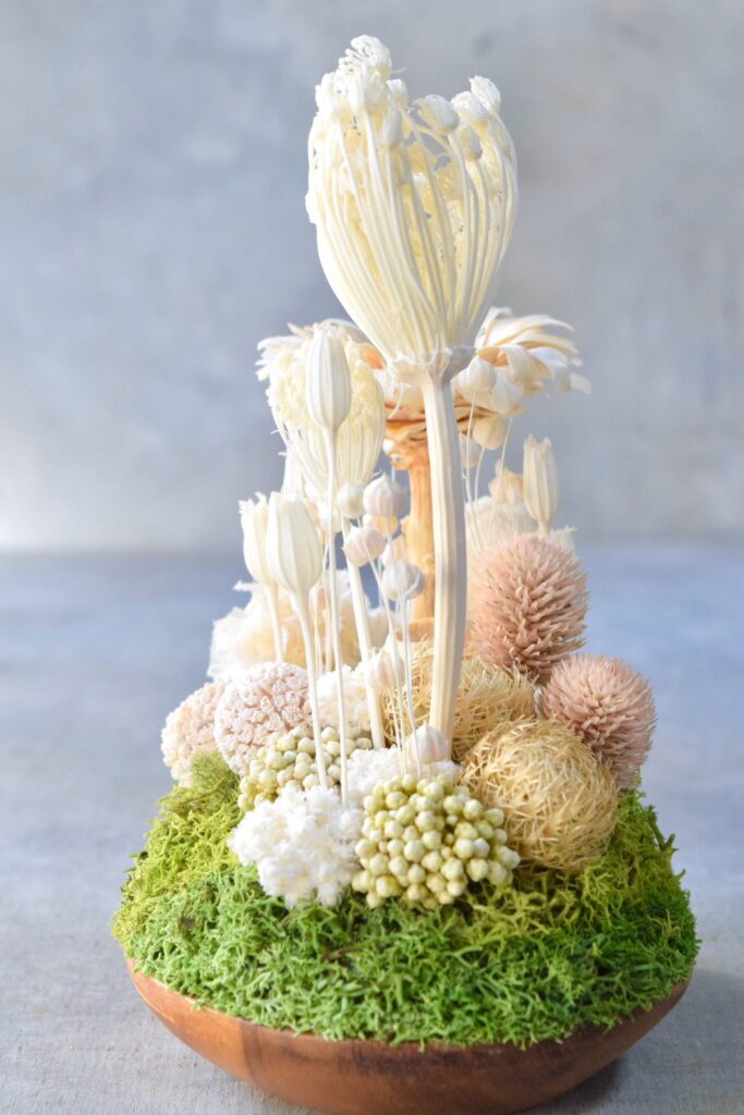 東京の花屋 叢屋Kusamurayaのドライフラワーインテリア雑貨。アンティーク調の木皿(ウッドプレート)を使った、自宅用やギフト用に人気のアレンジメント。