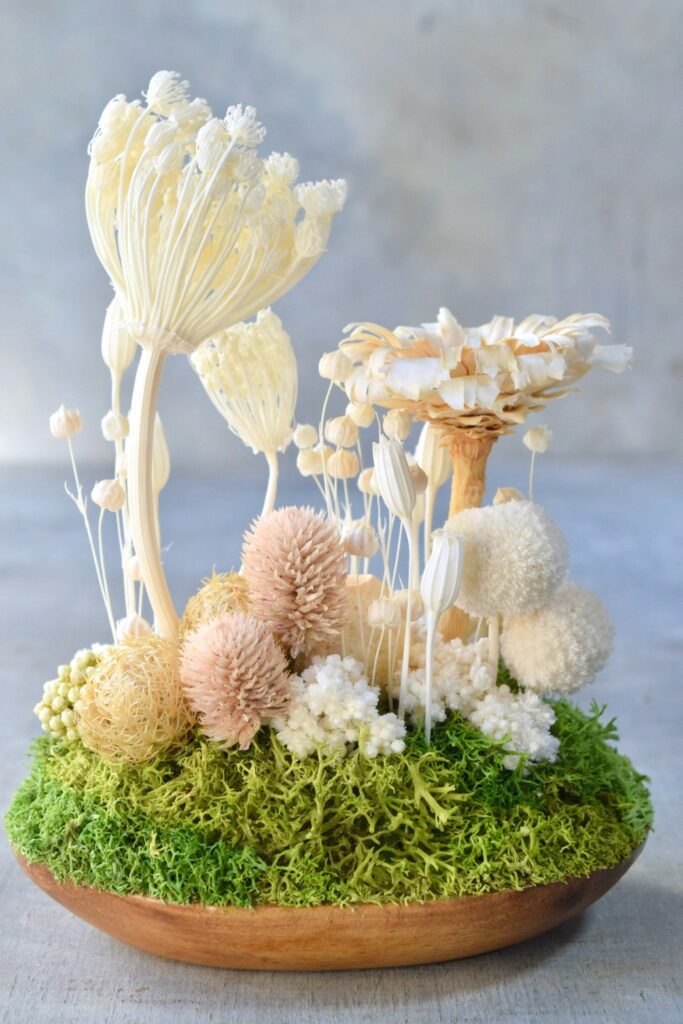 東京の花屋 叢屋Kusamurayaのドライフラワーインテリア雑貨。アンティーク調の木皿(ウッドプレート)を使った、自宅用やギフト用に人気のアレンジメント。