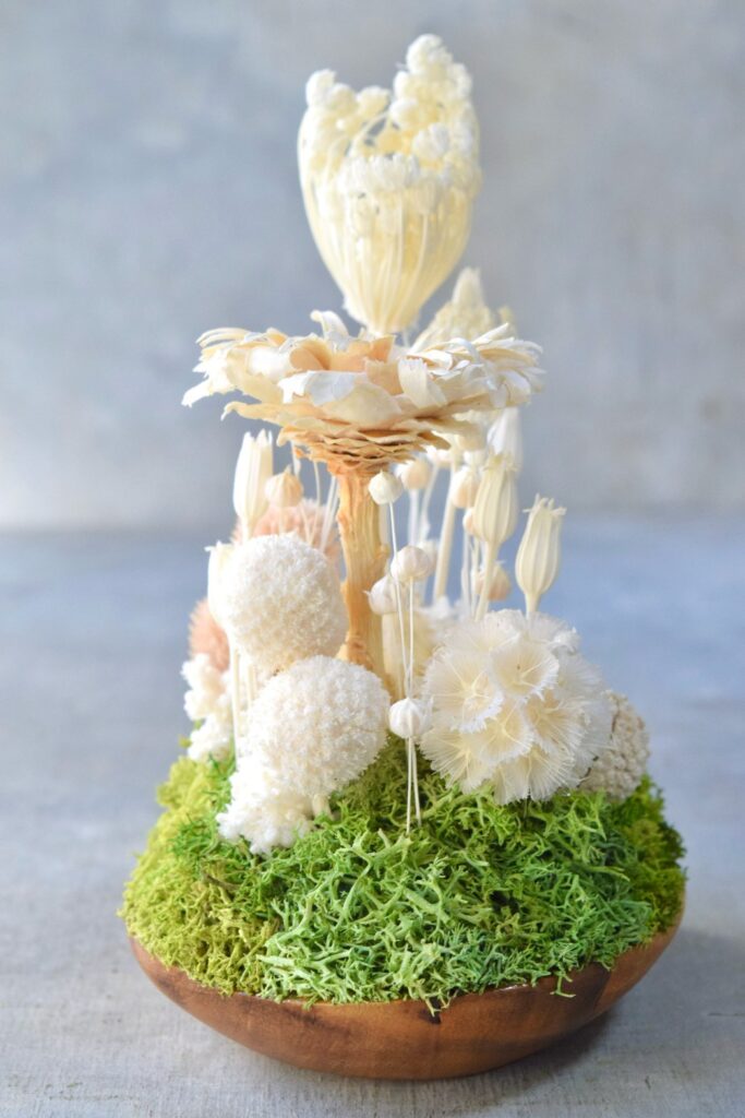 東京の花屋 叢屋Kusamurayaのドライフラワーインテリア雑貨。アンティーク調の木皿(ウッドプレート)を使った、自宅用やギフト用に人気のアレンジメント。