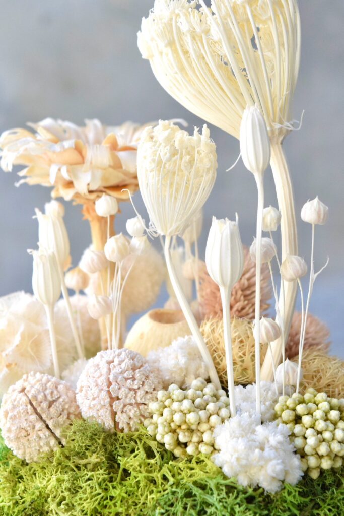 東京の花屋 叢屋Kusamurayaのドライフラワーインテリア雑貨。アンティーク調の木皿(ウッドプレート)を使った、自宅用やギフト用に人気のアレンジメント。