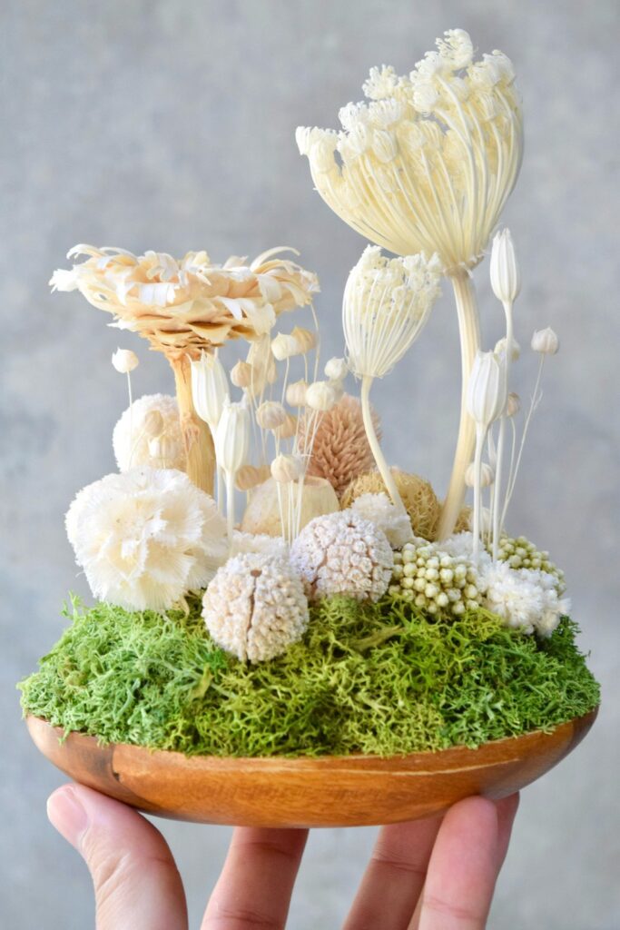 東京の花屋 叢屋Kusamurayaのドライフラワーインテリア雑貨。アンティーク調の木皿(ウッドプレート)を使った、自宅用やギフト用に人気のアレンジメント。