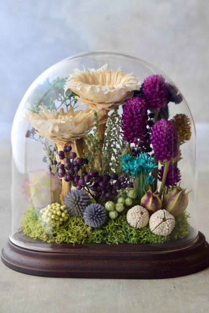 東京の花屋 叢屋Kusamurayaのドライフラワーインテリア雑貨。アンティーク調のドーム型ケースに、植物標本をイメージしてデザインされたドライフラワーインテリア。自宅用やギフト用として人気のアレンジメントです。