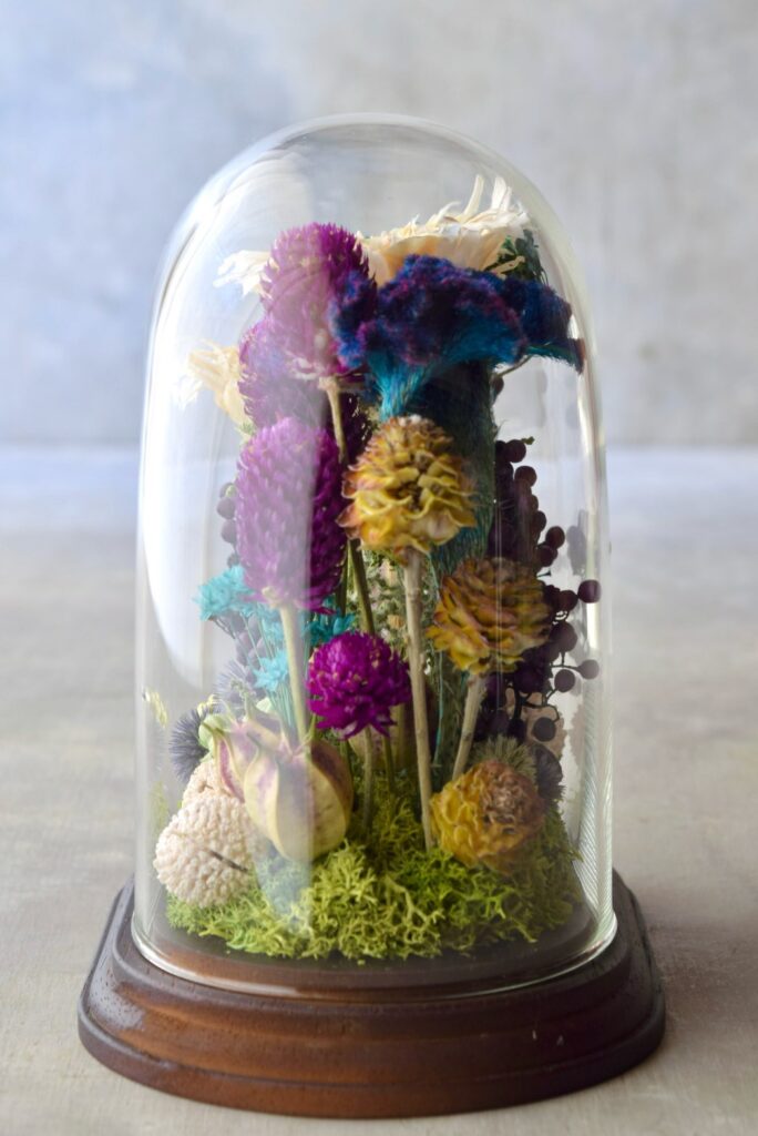 東京の花屋 叢屋Kusamurayaのドライフラワーインテリア雑貨。アンティーク調のドーム型ケースに、植物標本をイメージしてデザインされたドライフラワーインテリア。自宅用やギフト用として人気のアレンジメントです。