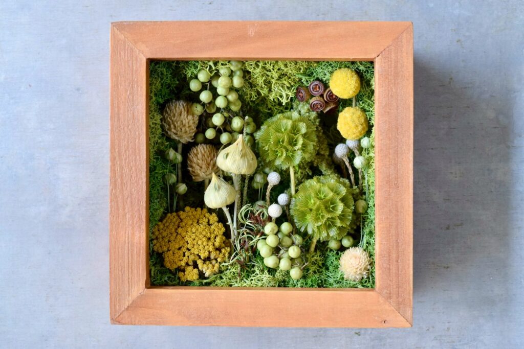 東京の花屋 叢屋Kusamurayaのドライフラワーインテリア雑貨。アンティーク調の木製フレーム入りで、自宅用やギフト用に人気のアレンジメント。