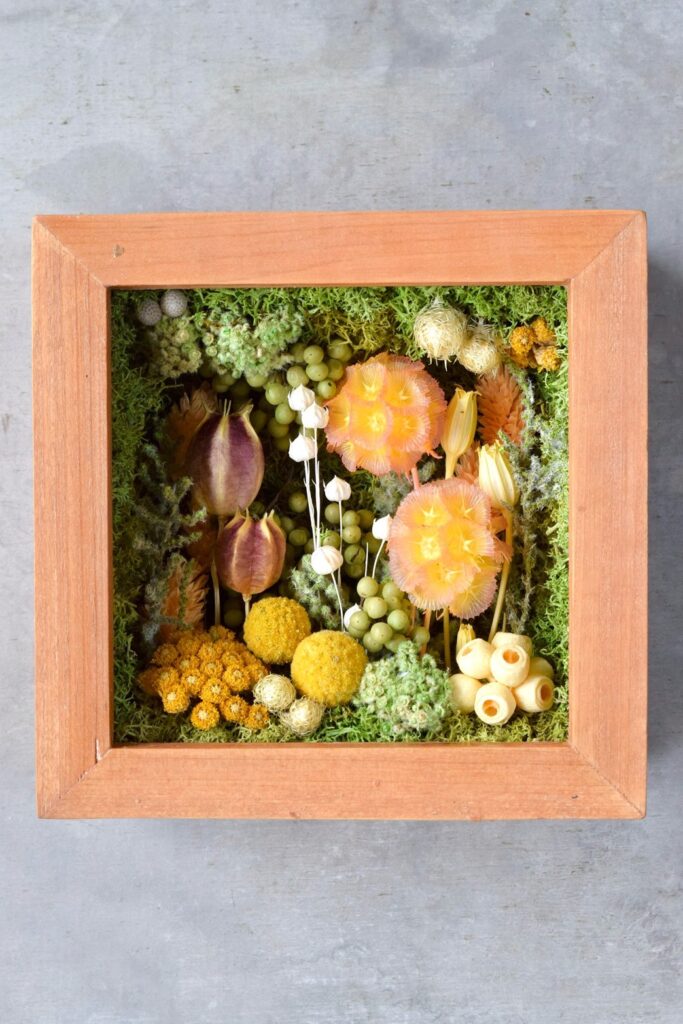 東京の花屋 叢屋Kusamurayaのドライフラワーインテリア雑貨。アンティーク調の木製フレーム入りで、自宅用やギフト用に人気のアレンジメント。