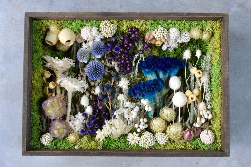 東京の花屋 叢屋Kusamurayaのドライフラワーインテリア雑貨。アンティーク調の木製フレーム(ウッドボックス)を使った、自宅用やギフト用に人気のアレンジメント。