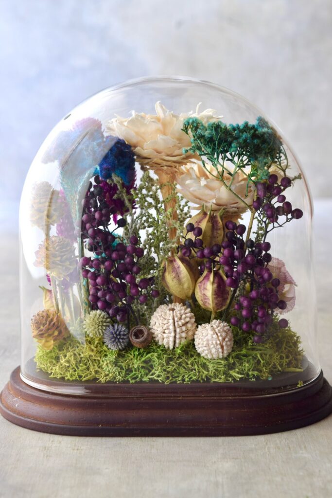 東京の花屋 叢屋Kusamurayaのドライフラワーインテリア雑貨。アンティーク調のドーム型ケースに、植物標本をイメージしてデザインされたドライフラワーインテリア。自宅用やギフト用として人気のアレンジメントです。