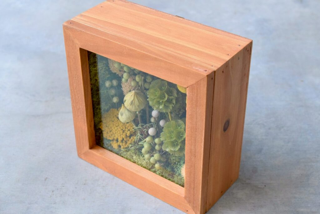 東京の花屋 叢屋Kusamurayaのドライフラワーインテリア雑貨。アンティーク調の木製フレーム入りで、自宅用やギフト用に人気のアレンジメント。