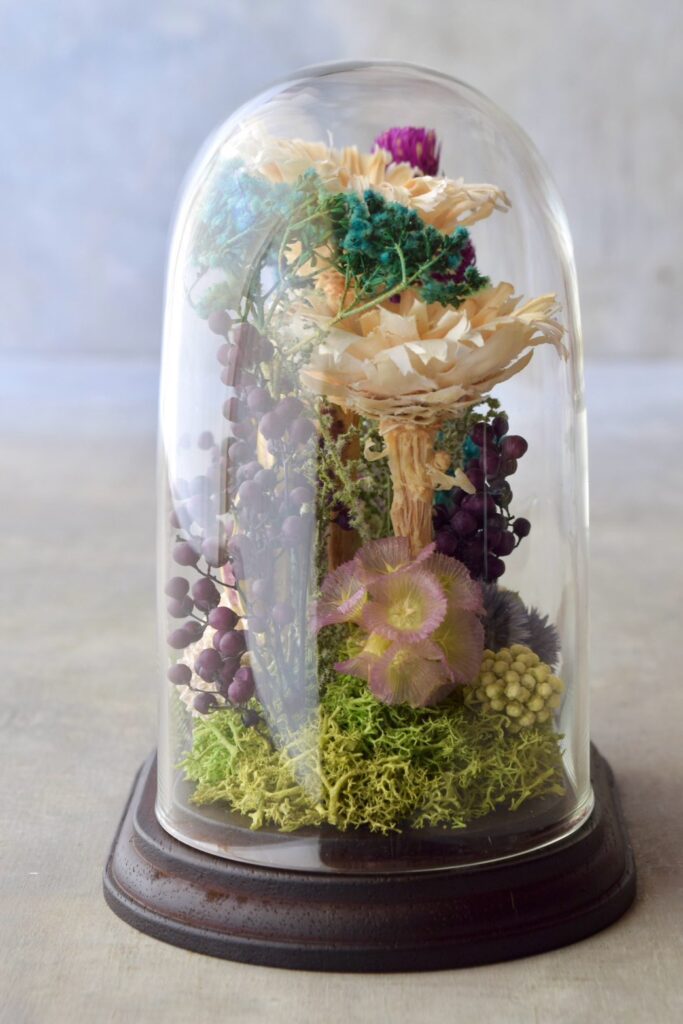 東京の花屋 叢屋Kusamurayaのドライフラワーインテリア雑貨。アンティーク調のドーム型ケースに、植物標本をイメージしてデザインされたドライフラワーインテリア。自宅用やギフト用として人気のアレンジメントです。