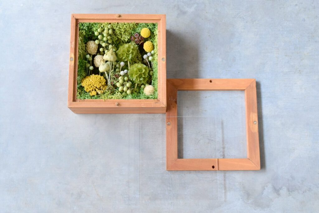 東京の花屋 叢屋Kusamurayaのドライフラワーインテリア雑貨。アンティーク調の木製フレーム入りで、自宅用やギフト用に人気のアレンジメント。