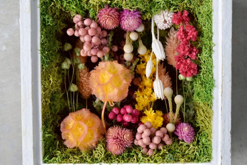 東京の花屋 叢屋Kusamurayaのドライフラワーインテリア雑貨。アンティーク調の木製フレーム入りで、自宅用やギフト用に人気のアレンジメント。