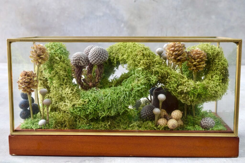 東京の花屋 叢屋Kusamurayaのドライフラワーインテリア雑貨。アンティーク調ガラスケース入りで、自宅用やギフト用に人気のアレンジメント。