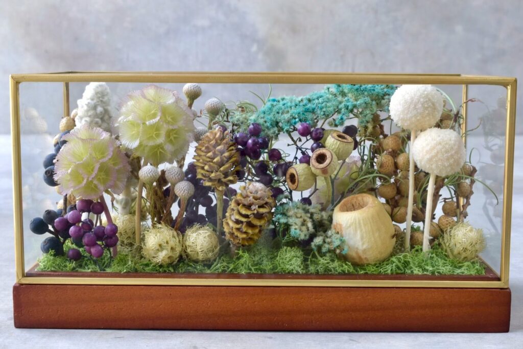 東京の花屋 叢屋Kusamurayaのドライフラワーインテリア雑貨。アンティーク調ガラスケース入りで、自宅用やギフト用に人気のアレンジメント。
