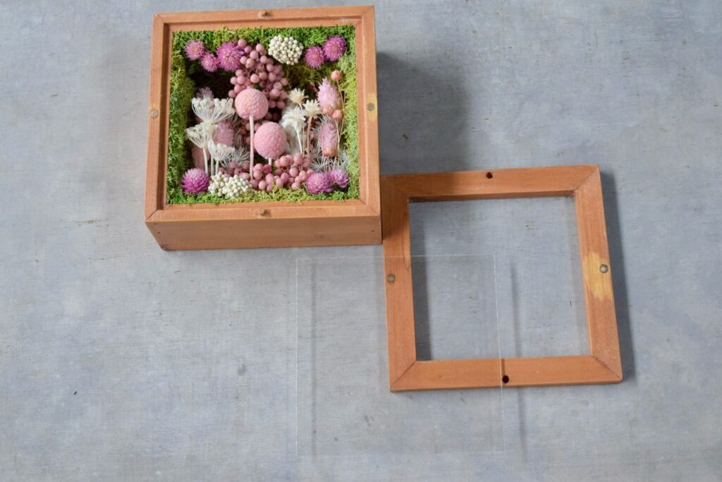 東京の花屋 叢屋Kusamurayaのドライフラワーインテリア雑貨。アンティーク調の木製フレーム入りで、自宅用やギフト用に人気のアレンジメント。