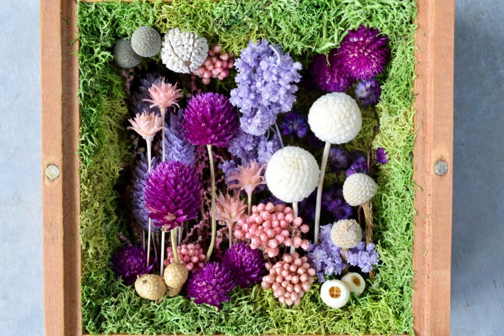 東京の花屋 叢屋Kusamurayaのドライフラワーインテリア雑貨。アンティーク調の木製フレーム入りで、自宅用やギフト用に人気のアレンジメント。