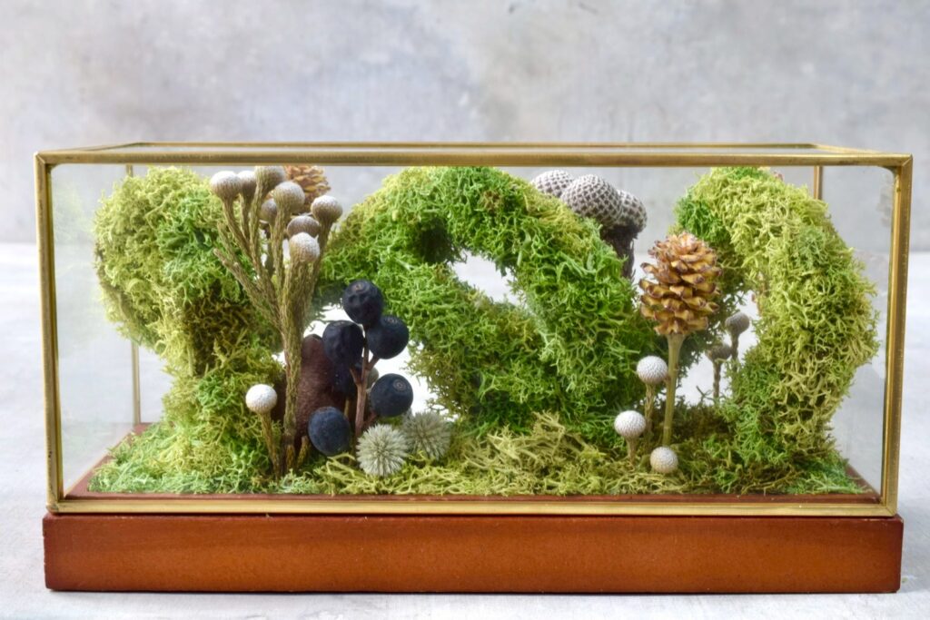 東京の花屋 叢屋Kusamurayaのドライフラワーインテリア雑貨。アンティーク調ガラスケース入りで、自宅用やギフト用に人気のアレンジメント。