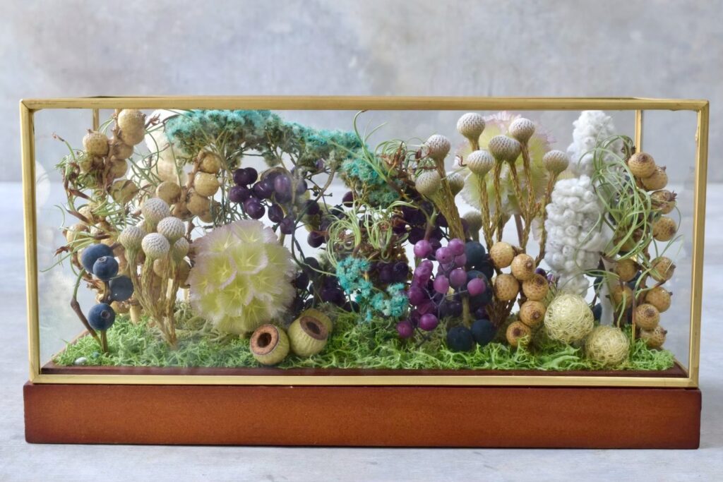 東京の花屋 叢屋Kusamurayaのドライフラワーインテリア雑貨。アンティーク調ガラスケース入りで、自宅用やギフト用に人気のアレンジメント。