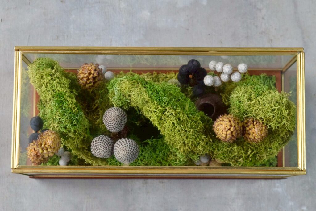 東京の花屋 叢屋Kusamurayaのドライフラワーインテリア雑貨。アンティーク調ガラスケース入りで、自宅用やギフト用に人気のアレンジメント。