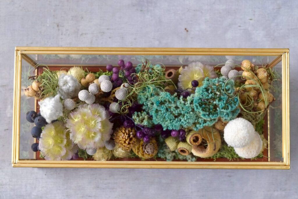 東京の花屋 叢屋Kusamurayaのドライフラワーインテリア雑貨。アンティーク調ガラスケース入りで、自宅用やギフト用に人気のアレンジメント。