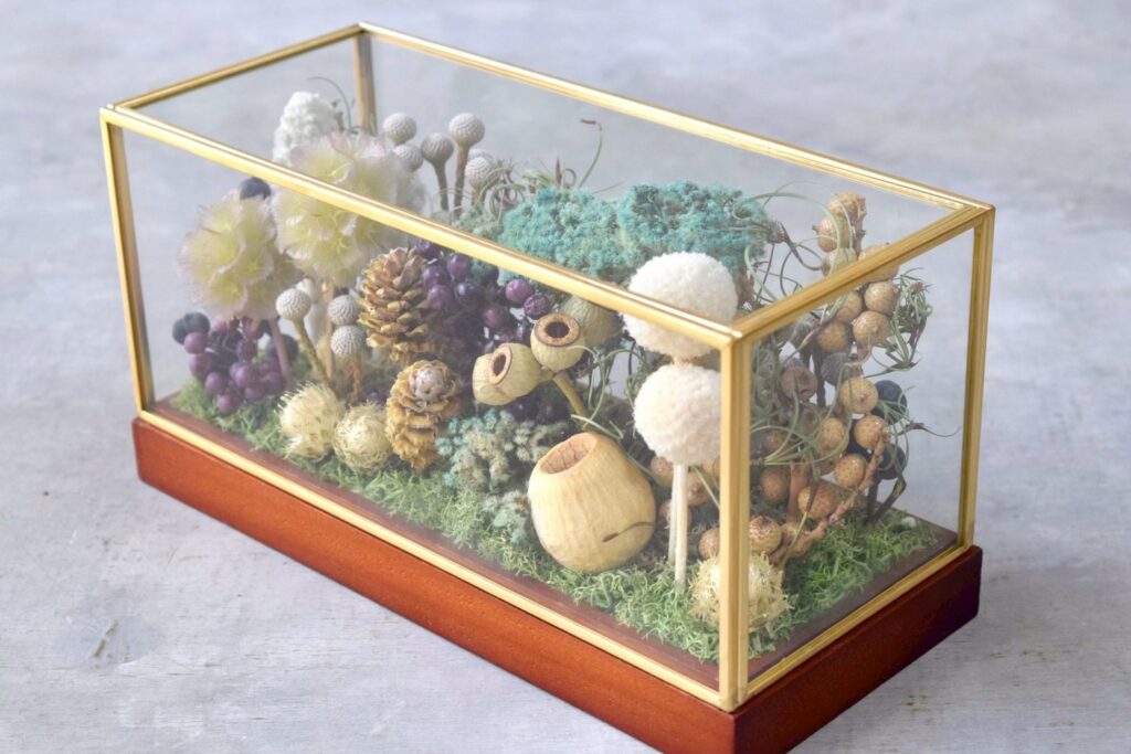 東京の花屋 叢屋Kusamurayaのドライフラワーインテリア雑貨。アンティーク調ガラスケース入りで、自宅用やギフト用に人気のアレンジメント。