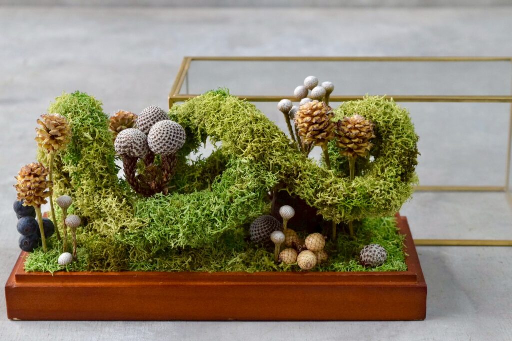 東京の花屋 叢屋Kusamurayaのドライフラワーインテリア雑貨。アンティーク調ガラスケース入りで、自宅用やギフト用に人気のアレンジメント。