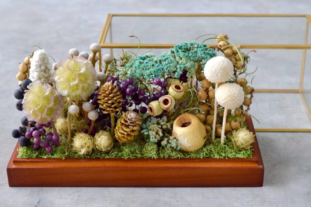 東京の花屋 叢屋Kusamurayaのドライフラワーインテリア雑貨。アンティーク調ガラスケース入りで、自宅用やギフト用に人気のアレンジメント。