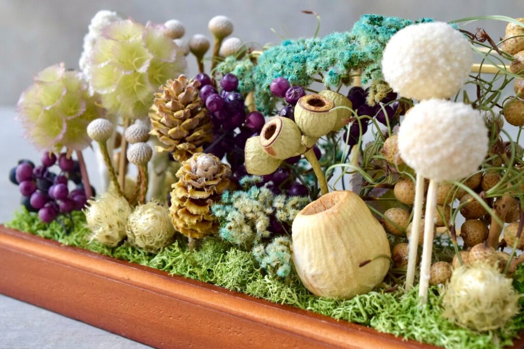 東京の花屋 叢屋Kusamurayaのドライフラワーインテリア雑貨。アンティーク調ガラスケース入りで、自宅用やギフト用に人気のアレンジメント。