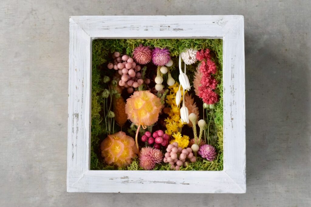 東京の花屋 叢屋Kusamurayaのドライフラワーインテリア雑貨。アンティーク調の木製フレーム入りで、自宅用やギフト用に人気のアレンジメント。