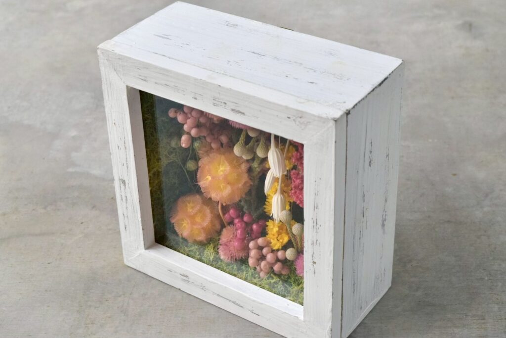 東京の花屋 叢屋Kusamurayaのドライフラワーインテリア雑貨。アンティーク調の木製フレーム入りで、自宅用やギフト用に人気のアレンジメント。