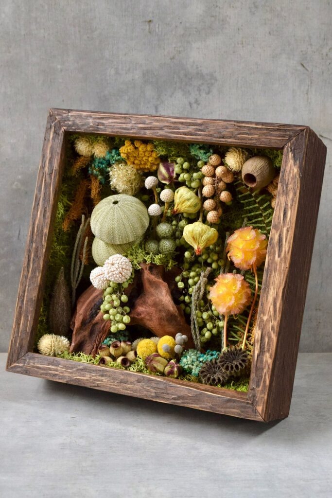 植物が群生して息づくような、不思議で奇妙な世界を閉じ込めた東京の花屋『叢屋kusamuraya』の植物インテリア。壁掛けに出来る立体装飾として楽しめるひと品。
