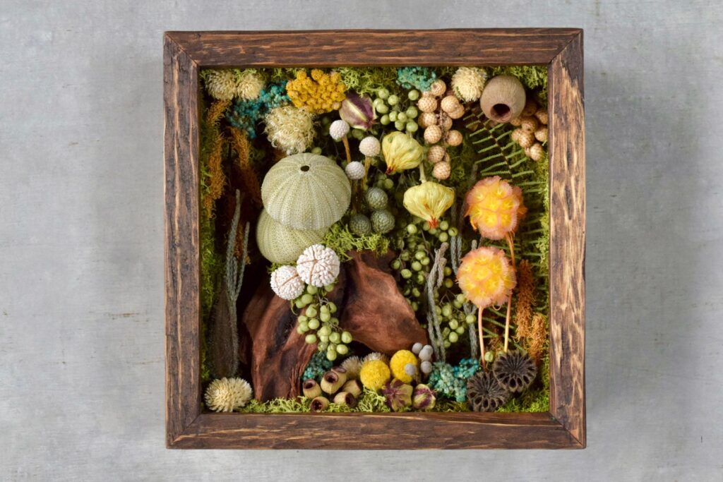 植物が群生して息づくような、不思議で奇妙な世界を閉じ込めた東京の花屋『叢屋kusamuraya』の植物インテリア。壁掛けに出来る立体装飾として楽しめるひと品。