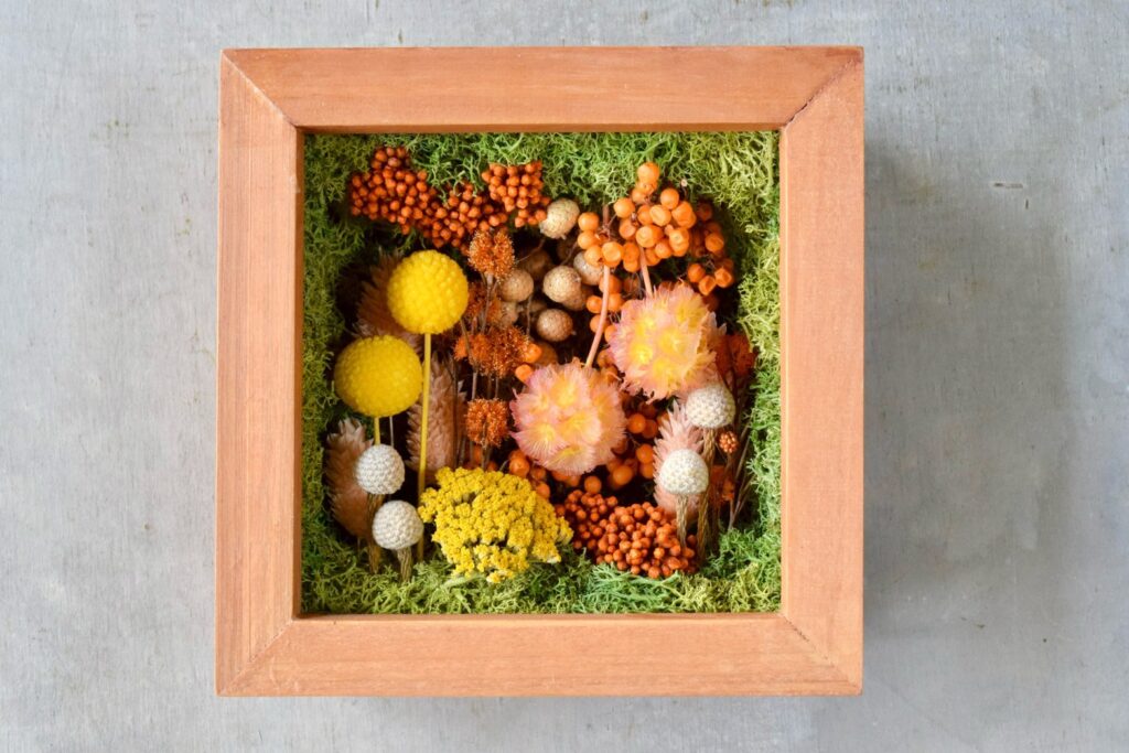 東京の花屋 叢屋Kusamurayaのドライフラワーインテリア雑貨。アンティーク調の木製フレーム入りで、自宅用やギフト用に人気のアレンジメント。