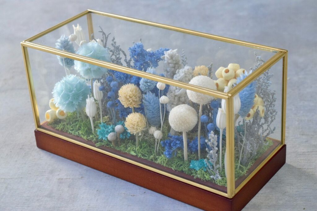 東京の花屋 叢屋Kusamurayaのドライフラワーインテリア雑貨。アンティーク調ガラスケース入りで、自宅用やギフト用に人気のアレンジメント。