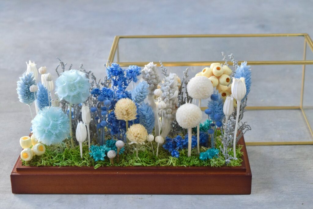 東京の花屋 叢屋Kusamurayaのドライフラワーインテリア雑貨。アンティーク調ガラスケース入りで、自宅用やギフト用に人気のアレンジメント。