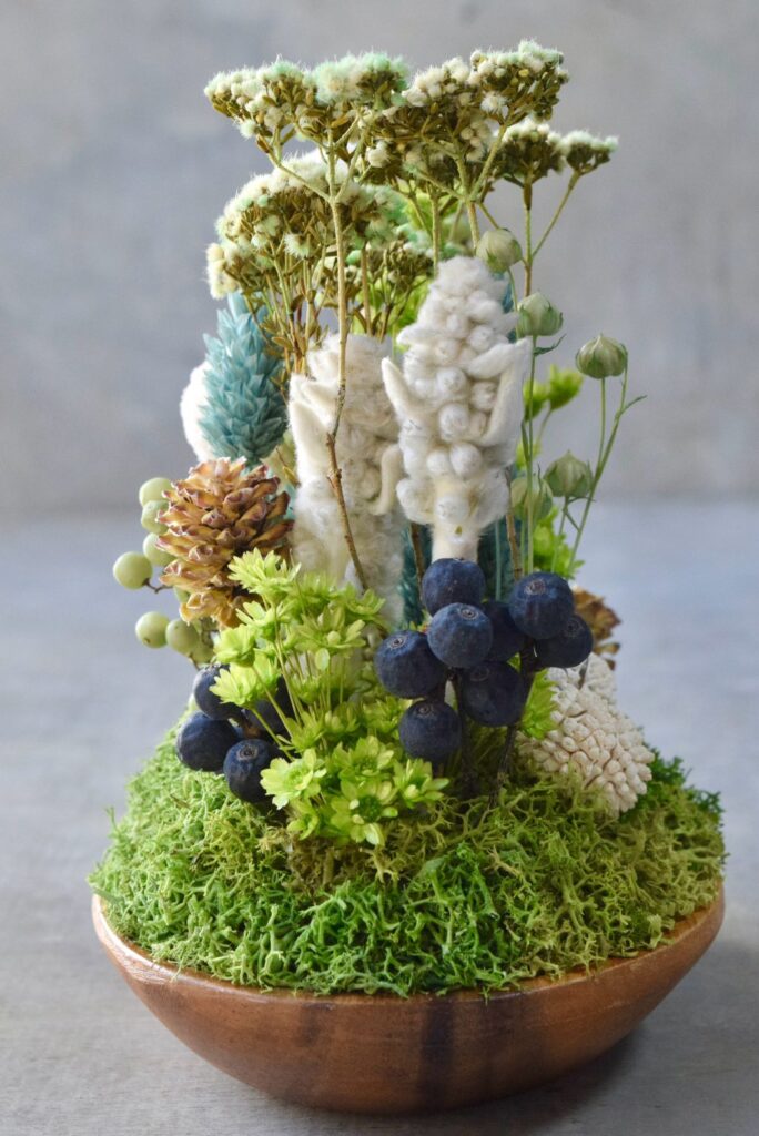 東京の花屋 叢屋Kusamurayaのドライフラワーインテリア雑貨。アンティーク調の木皿(ウッドプレート)を使った、自宅用やギフト用に人気のアレンジメント。