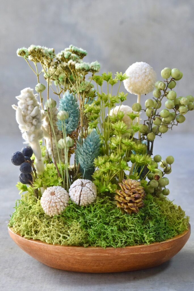 東京の花屋 叢屋Kusamurayaのドライフラワーインテリア雑貨。アンティーク調の木皿(ウッドプレート)を使った、自宅用やギフト用に人気のアレンジメント。