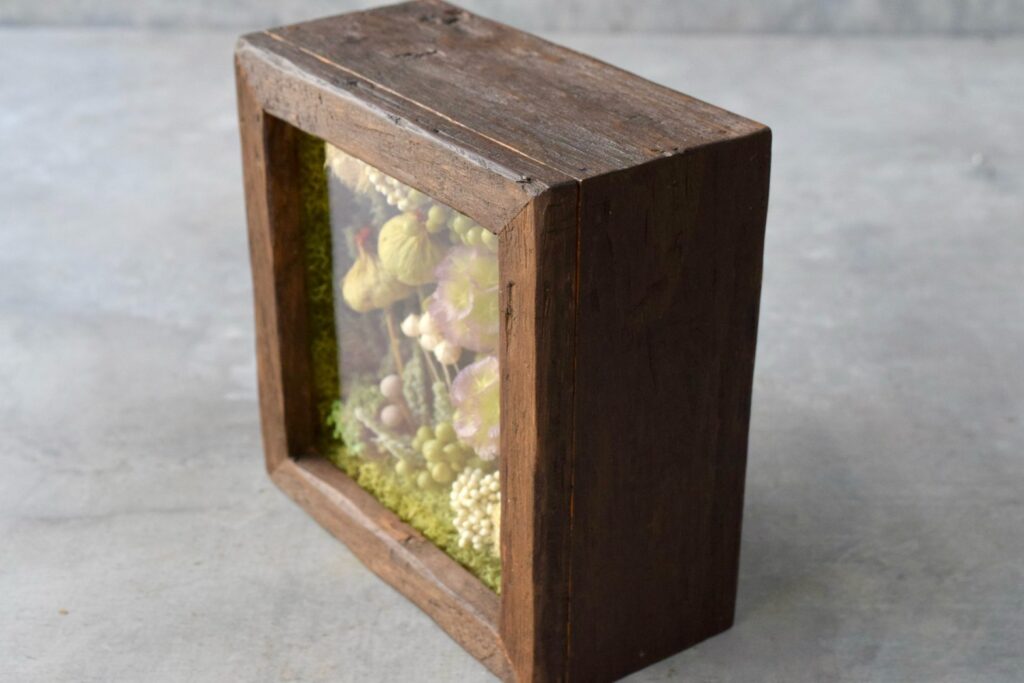 森の奥でひっそりと息づいているような、小さな植物の世界。東京の花屋『叢屋kusamuraya』が手がける、ナチュラルカラーのウッドボックス植物インテリア。
