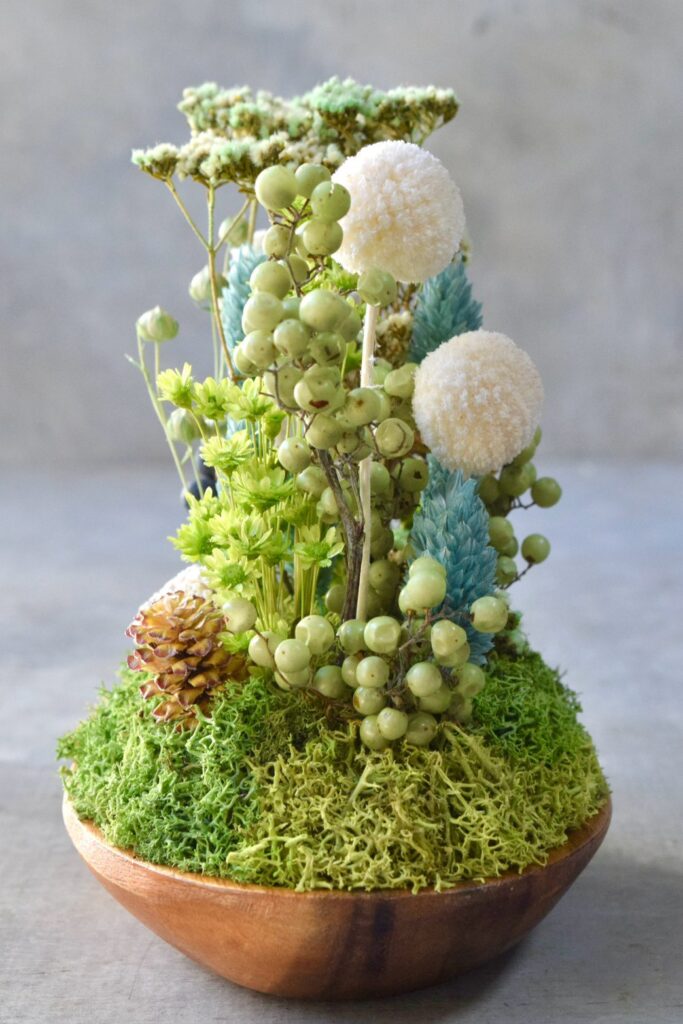 東京の花屋 叢屋Kusamurayaのドライフラワーインテリア雑貨。アンティーク調の木皿(ウッドプレート)を使った、自宅用やギフト用に人気のアレンジメント。