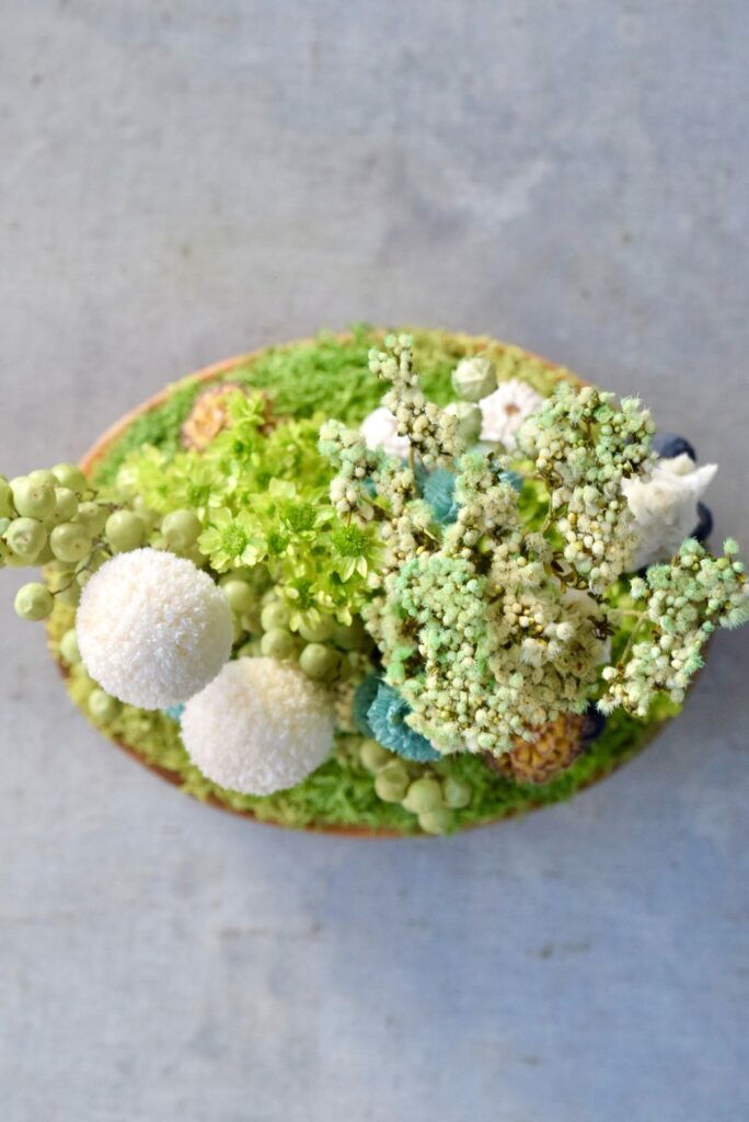 東京の花屋 叢屋Kusamurayaのドライフラワーインテリア雑貨。アンティーク調の木皿(ウッドプレート)を使った、自宅用やギフト用に人気のアレンジメント。