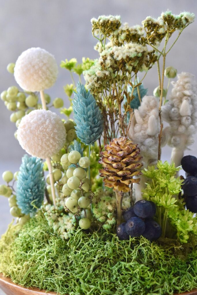 東京の花屋 叢屋Kusamurayaのドライフラワーインテリア雑貨。アンティーク調の木皿(ウッドプレート)を使った、自宅用やギフト用に人気のアレンジメント。