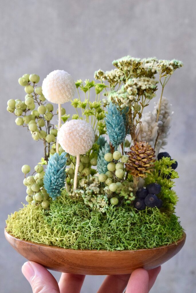 東京の花屋 叢屋Kusamurayaのドライフラワーインテリア雑貨。アンティーク調の木皿(ウッドプレート)を使った、自宅用やギフト用に人気のアレンジメント。