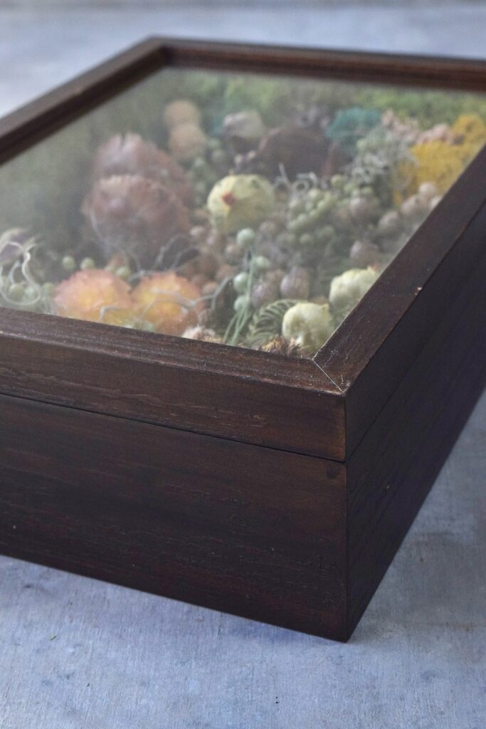 東京の花屋 叢屋Kusamurayaのドライフラワーインテリア雑貨。アンティーク調の木製フレーム(ウッドボックス)を使った、自宅用やギフト用に人気のアレンジメント。