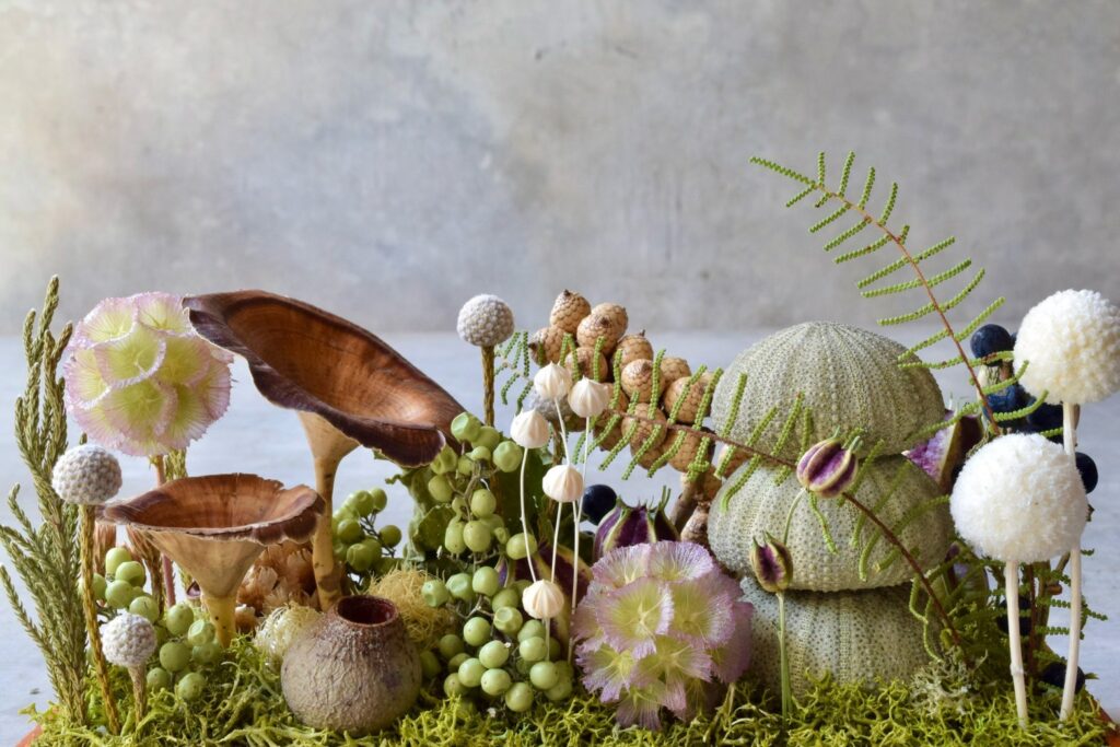 森の奥でひっそりと息づいているような、小さな植物の世界。東京の花屋『叢屋kusamuraya』が手がける、アンティーク調ガラスケースの植物インテリア。