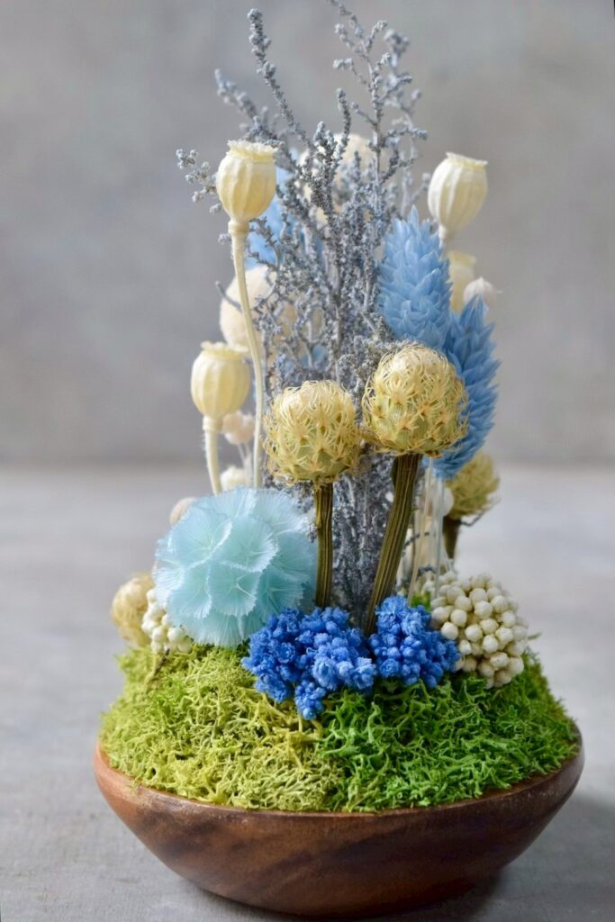 東京の花屋 叢屋Kusamurayaのドライフラワーインテリア雑貨。アンティーク調の木皿(ウッドプレート)を使った、自宅用やギフト用に人気のアレンジメント。