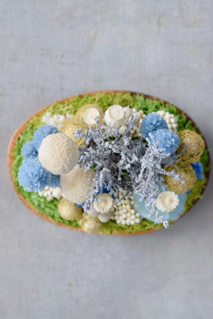 東京の花屋 叢屋Kusamurayaのドライフラワーインテリア雑貨。アンティーク調の木皿(ウッドプレート)を使った、自宅用やギフト用に人気のアレンジメント。