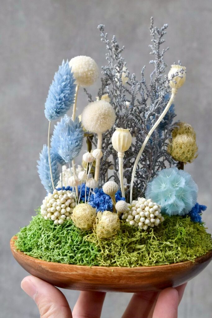 東京の花屋 叢屋Kusamurayaのドライフラワーインテリア雑貨。アンティーク調の木皿(ウッドプレート)を使った、自宅用やギフト用に人気のアレンジメント。