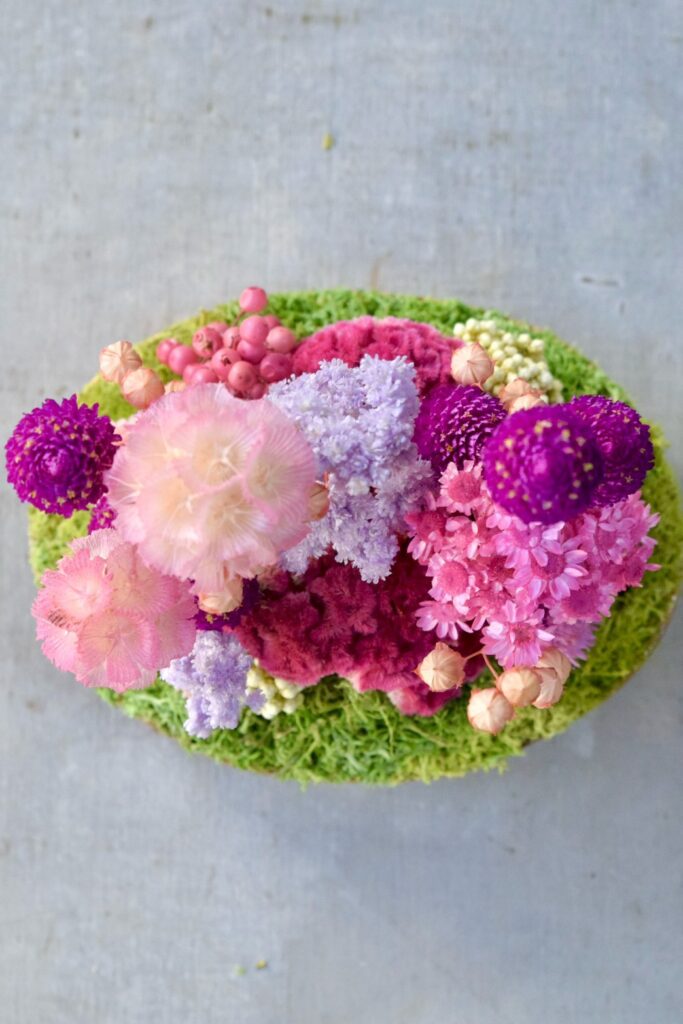 東京の花屋 叢屋Kusamurayaのドライフラワーインテリア雑貨。アンティーク調の木皿(ウッドプレート)を使った、自宅用やギフト用に人気のアレンジメント。