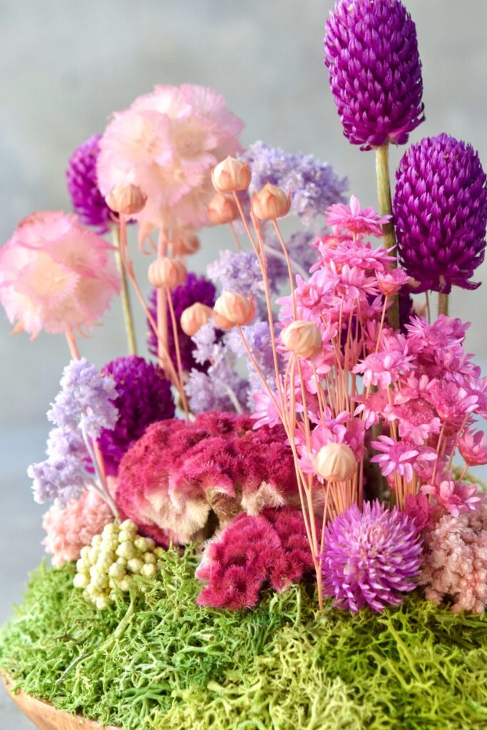 東京の花屋 叢屋Kusamurayaのドライフラワーインテリア雑貨。アンティーク調の木皿(ウッドプレート)を使った、自宅用やギフト用に人気のアレンジメント。