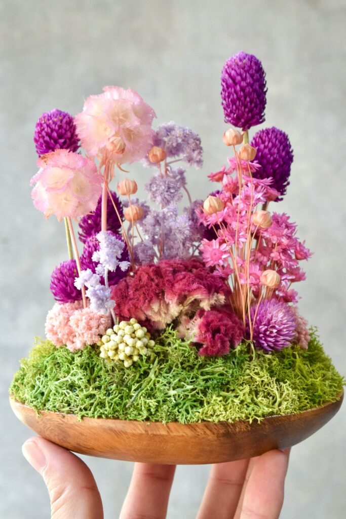 東京の花屋 叢屋Kusamurayaのドライフラワーインテリア雑貨。アンティーク調の木皿(ウッドプレート)を使った、自宅用やギフト用に人気のアレンジメント。